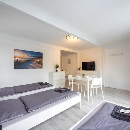 Monteurwohnung-fuer-5-personen-mit-balkon-kueche-ahrensburg-naehe-hamburg-agrp1203 *