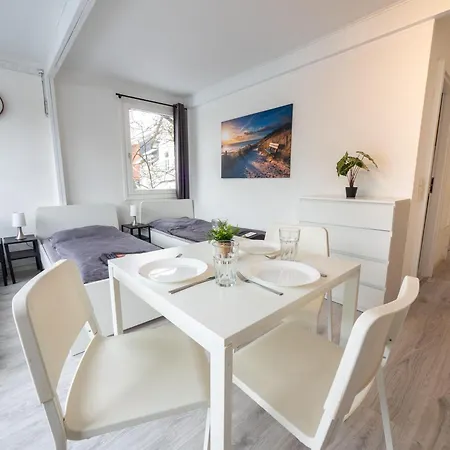 Monteurwohnung-fuer-5-personen-mit-balkon-kueche-ahrensburg-naehe-hamburg-agrp1203 *
